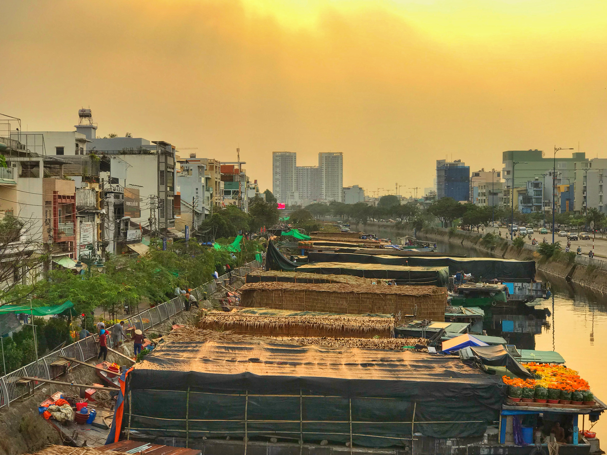 Bến Bình Đông - chợ hoa Tết “trên bến dưới thuyền” độc lạ của người Sài Gòn - Ảnh 1. Bến Bình Đông - chợ hoa Tết “trên bến dưới thuyền” độc lạ của người Sài Gòn - Ảnh 1.