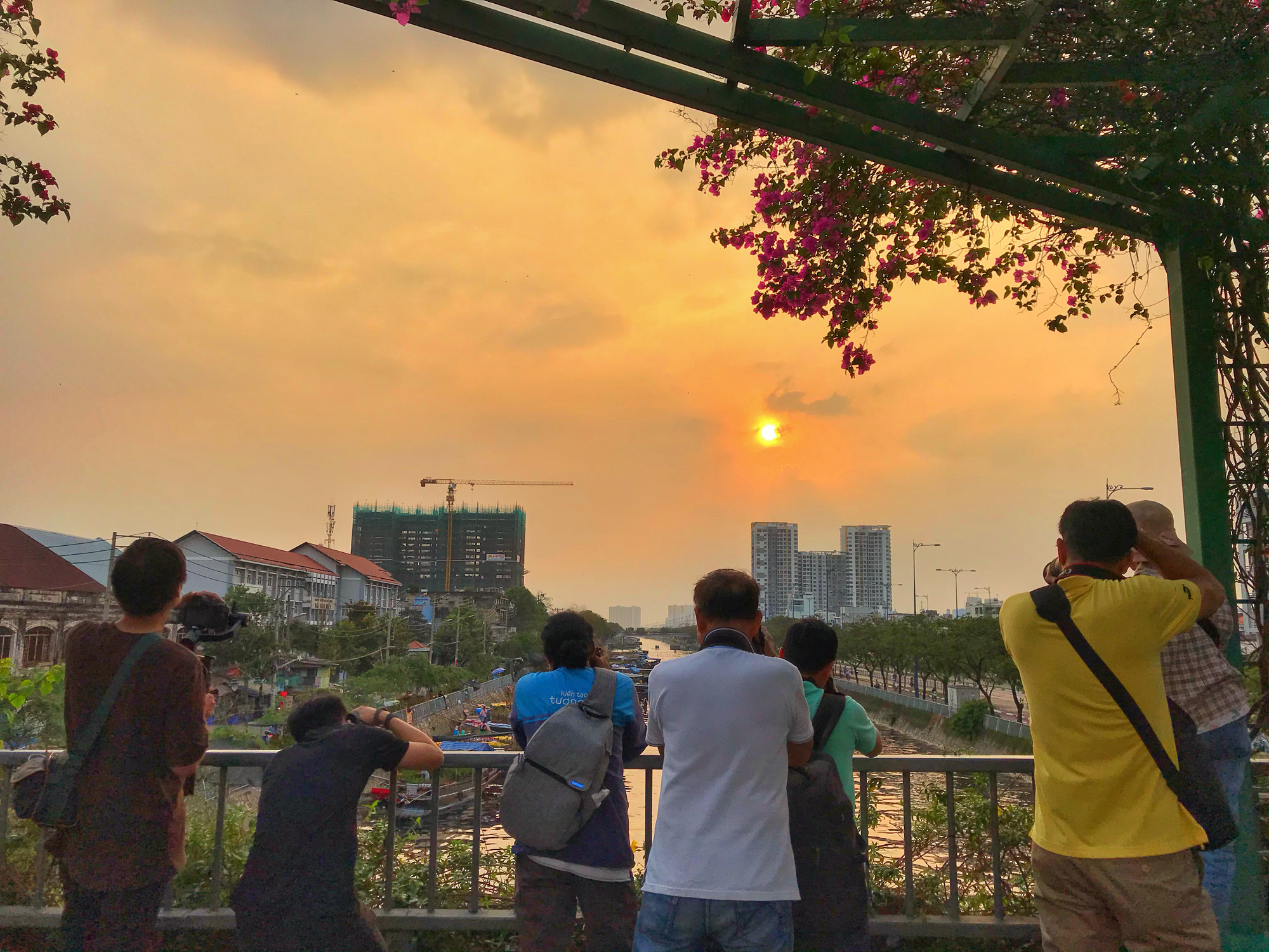 Bến Bình Đông - chợ hoa Tết “trên bến dưới thuyền” độc lạ của người Sài Gòn - Ảnh 8. Bến Bình Đông - chợ hoa Tết “trên bến dưới thuyền” độc lạ của người Sài Gòn - Ảnh 8.