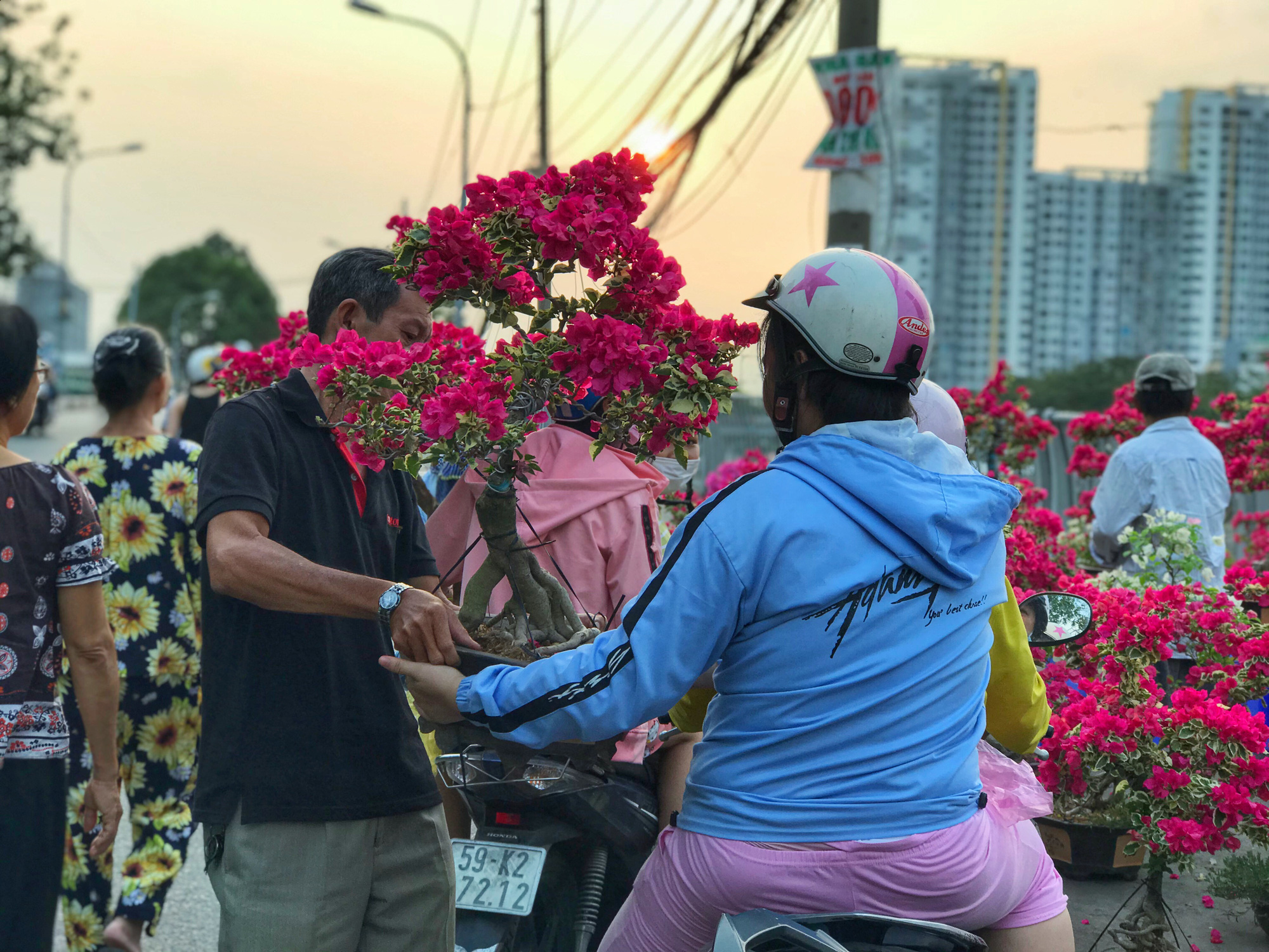 Bến Bình Đông - chợ hoa Tết “trên bến dưới thuyền” độc lạ của người Sài Gòn - Ảnh 7. Bến Bình Đông - chợ hoa Tết “trên bến dưới thuyền” độc lạ của người Sài Gòn - Ảnh 7.