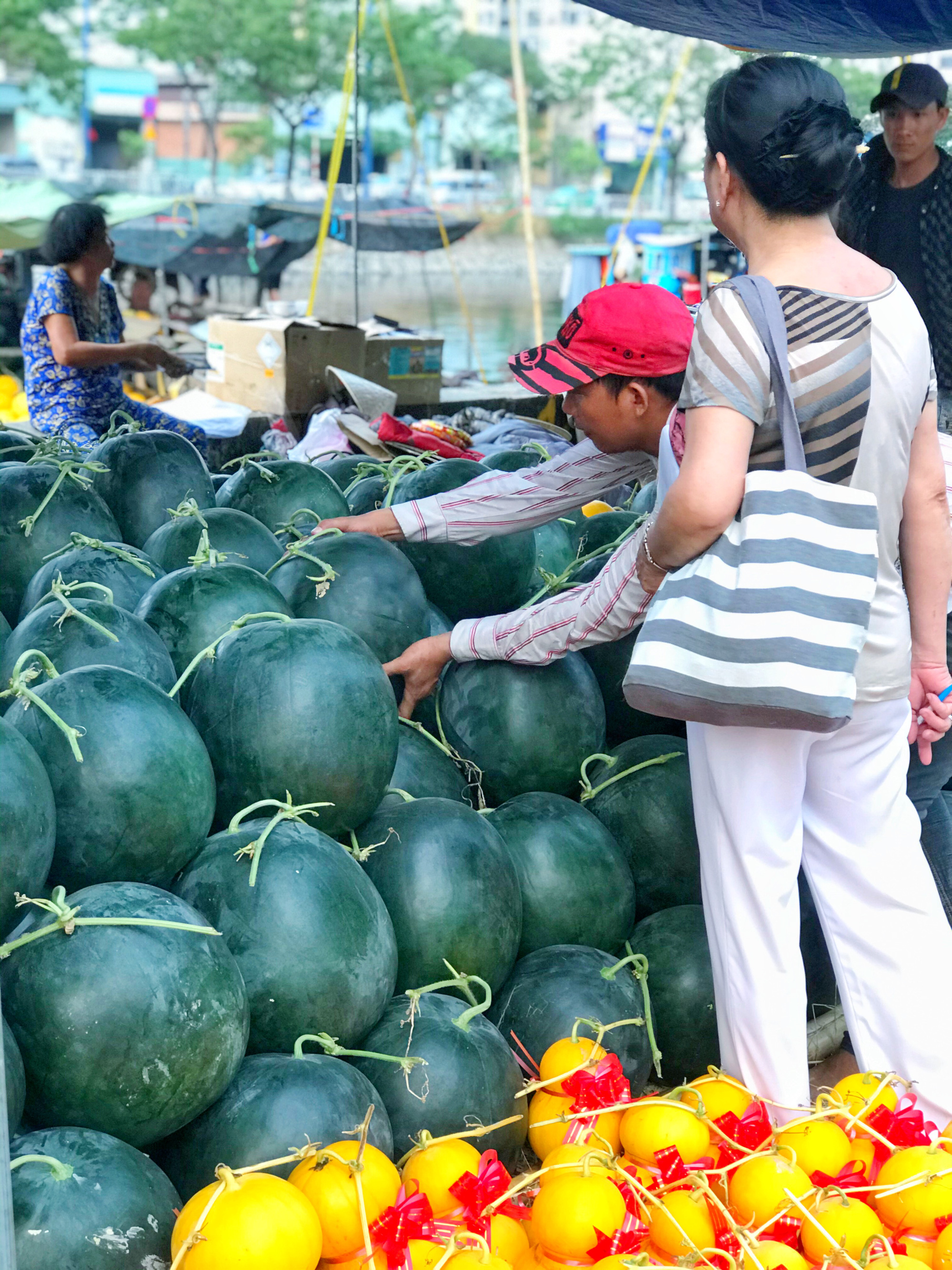 Bến Bình Đông - chợ hoa Tết “trên bến dưới thuyền” độc lạ của người Sài Gòn - Ảnh 12. Bến Bình Đông - chợ hoa Tết “trên bến dưới thuyền” độc lạ của người Sài Gòn - Ảnh 12.