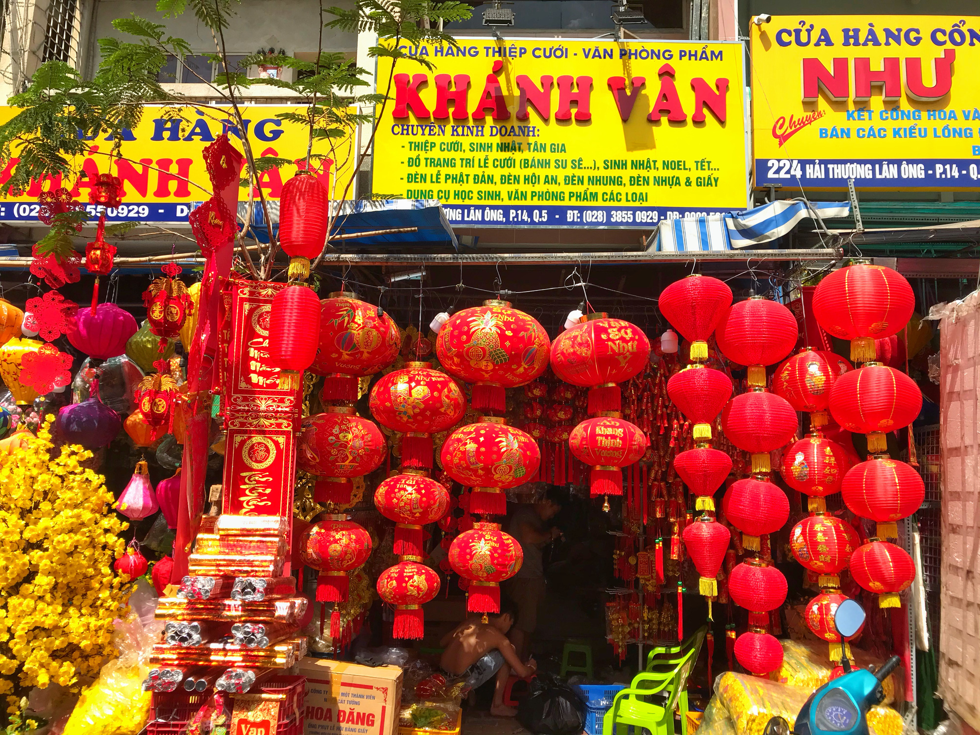 Bến Bình Đông - chợ hoa Tết “trên bến dưới thuyền” độc lạ của người Sài Gòn - Ảnh 13. Bến Bình Đông - chợ hoa Tết “trên bến dưới thuyền” độc lạ của người Sài Gòn - Ảnh 13.