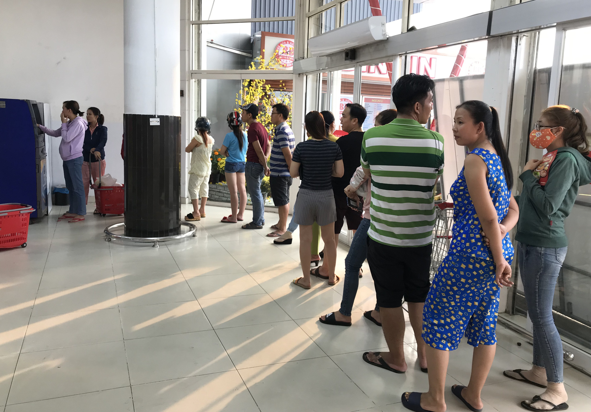ATM đồng loạt hết tiền nghỉ Tết, Ngân hàng Nhà nước ra công điện khẩn 28 Tết - Ảnh 1. ATM đồng loạt hết tiền nghỉ Tết, Ngân hàng Nhà nước ra công điện khẩn 28 Tết - Ảnh 1.