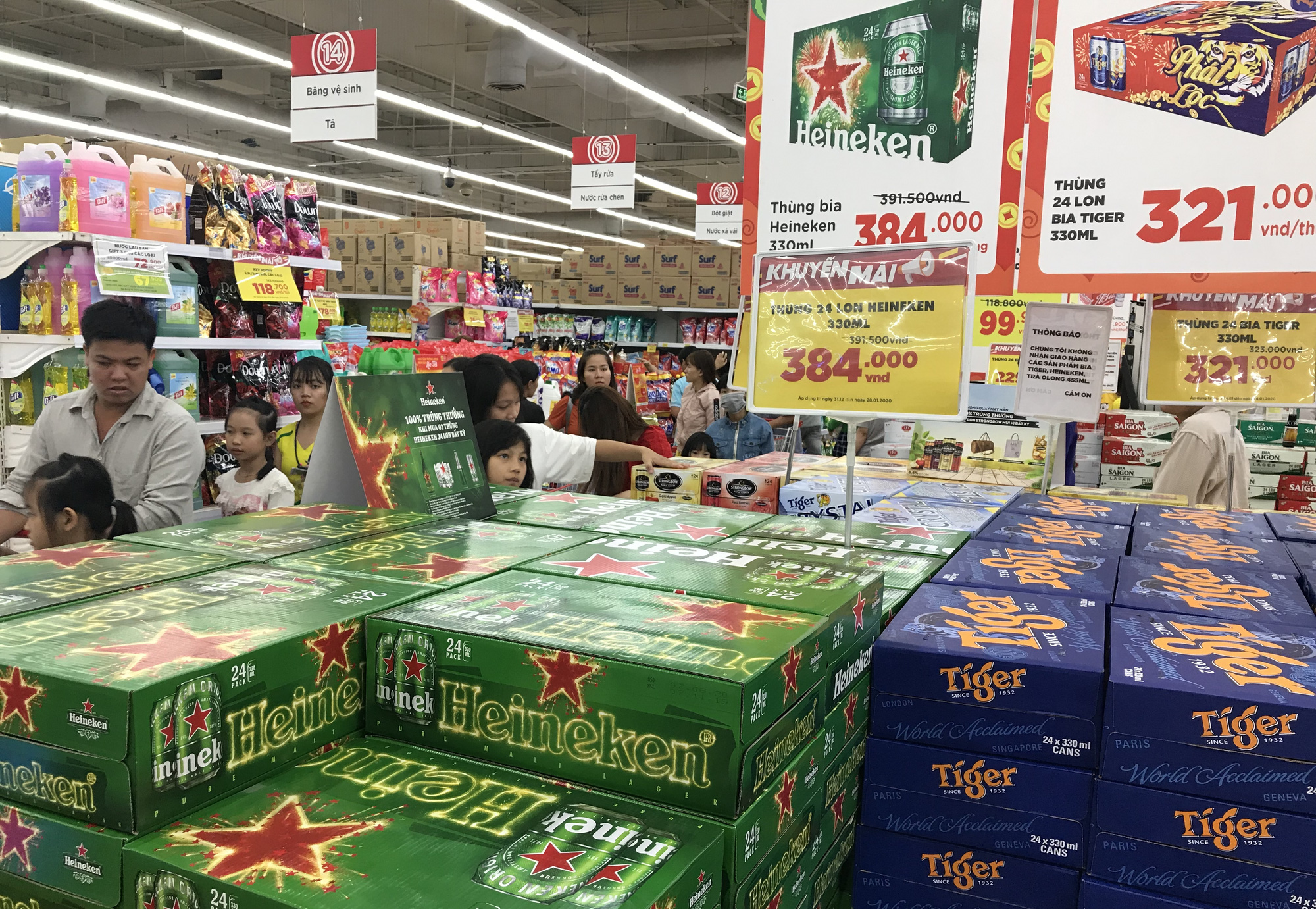 26 Tết, bia tại siêu thị còn ê hề, đại lí giảm giá vì dân nhậu 'ớn' Nghị định 100,  - Ảnh 3.