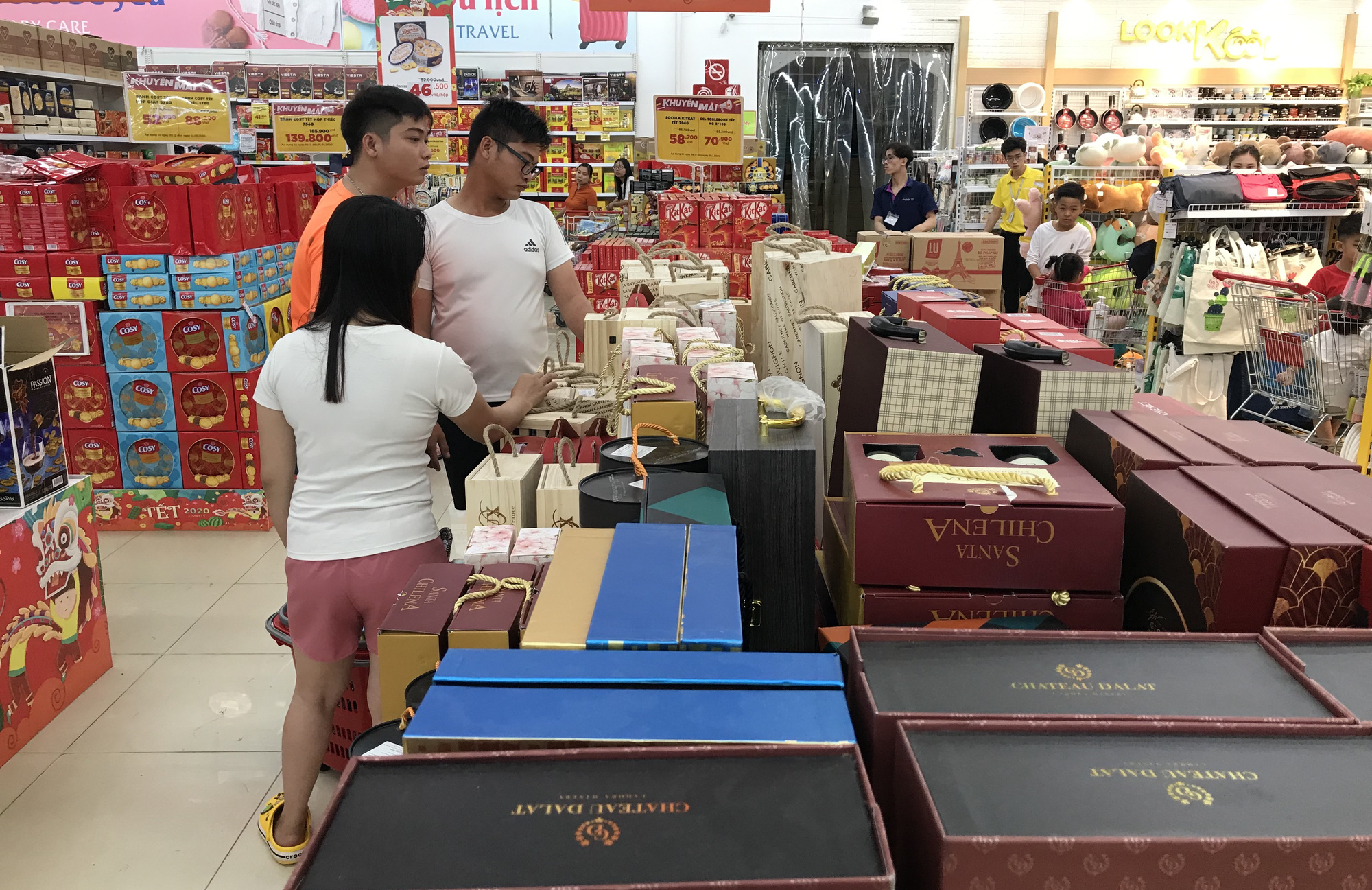 26 Tết, bia tại siêu thị còn ê hề, đại lí giảm giá vì dân nhậu 'ớn' Nghị định 100,  - Ảnh 5.