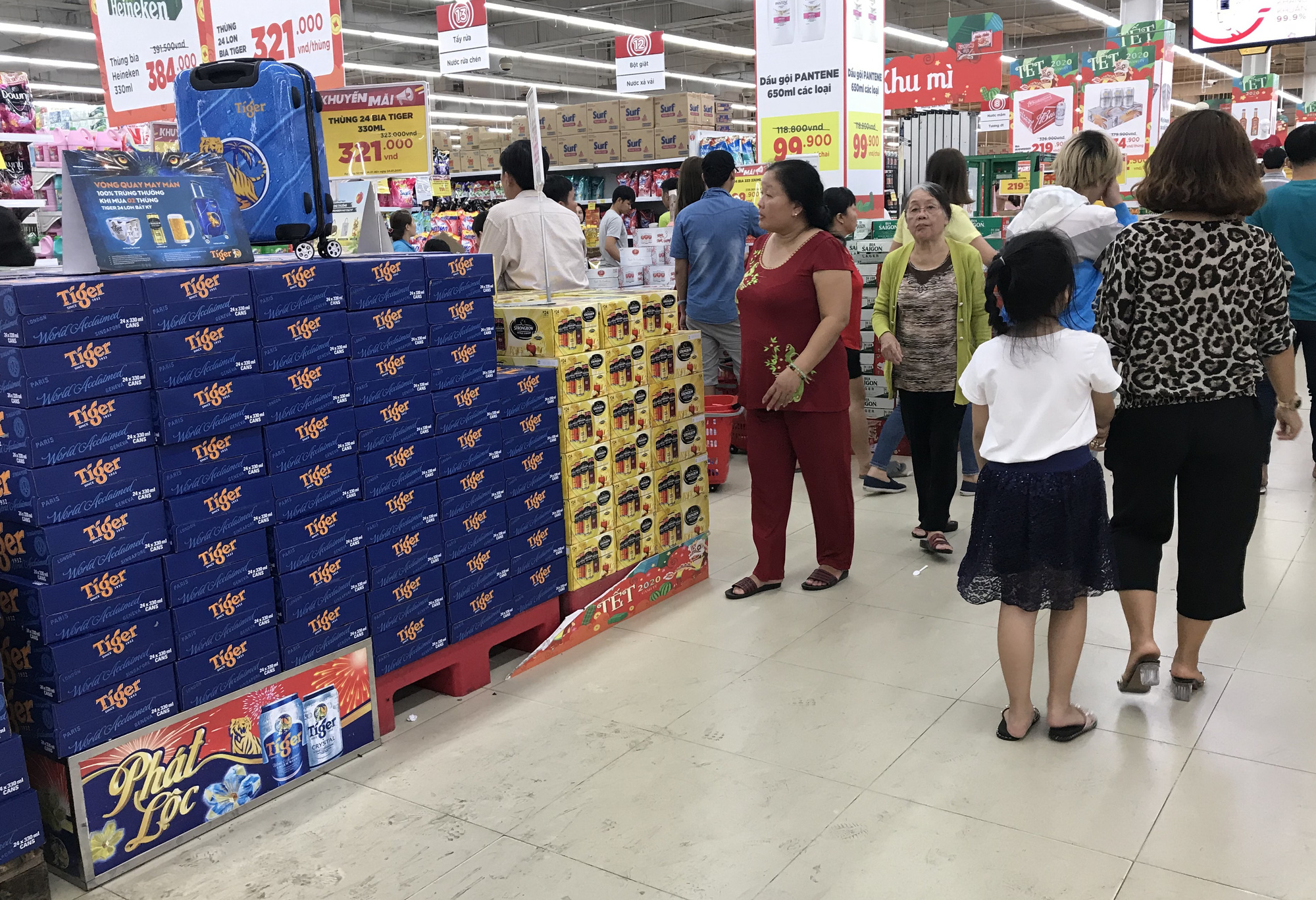 26 Tết, bia tại siêu thị còn ê hề, đại lí giảm giá vì dân nhậu 'ớn' Nghị định 100,  - Ảnh 2.