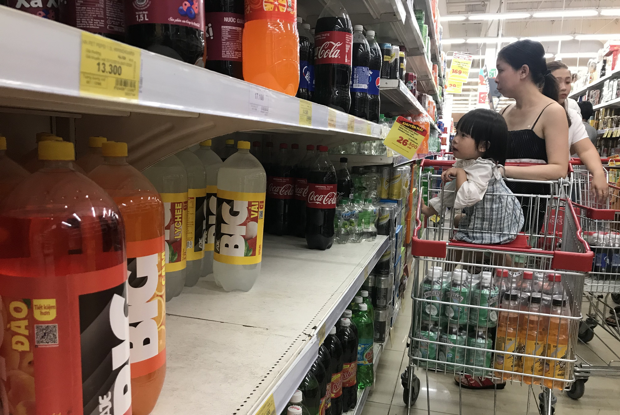 26 Tết, bia tại siêu thị còn ê hề, đại lí giảm giá vì dân nhậu 'ớn' Nghị định 100,  - Ảnh 4.