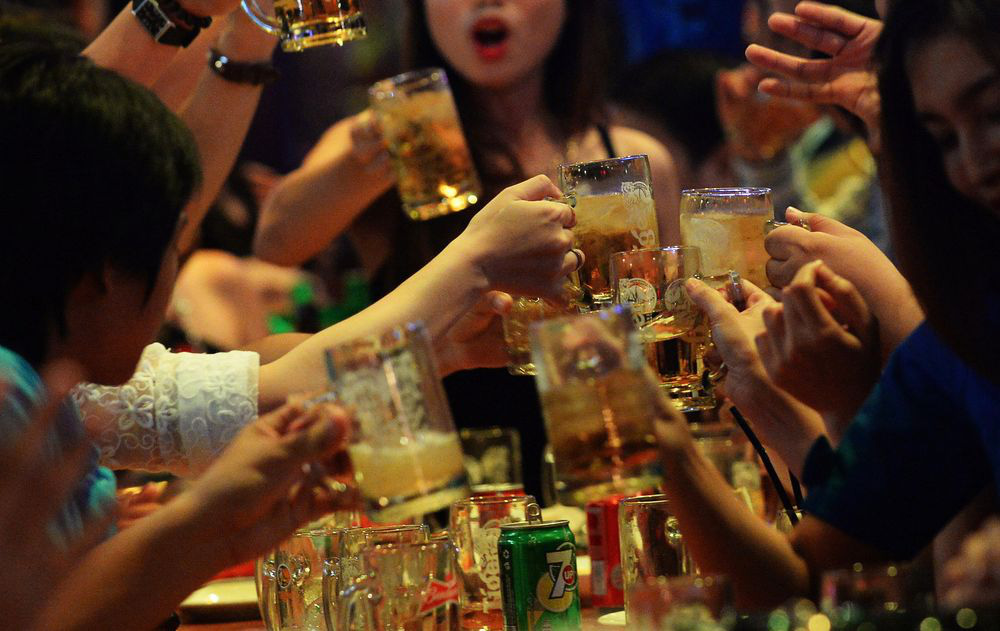 Bloomberg: Nghị định 100 đang làm tổn thương doanh số bán bia tại Việt Nam - Ảnh 3. Bloomberg: Nghị định 100 đang làm tổn thương doanh số bán bia tại Việt Nam - Ảnh 3.