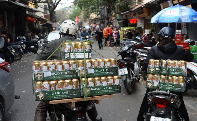 Bloomberg: Nghị định 100 đang làm tổn thương doanh số bán bia tại Việt Nam - Ảnh 1. Bloomberg: Nghị định 100 đang làm tổn thương doanh số bán bia tại Việt Nam - Ảnh 1.