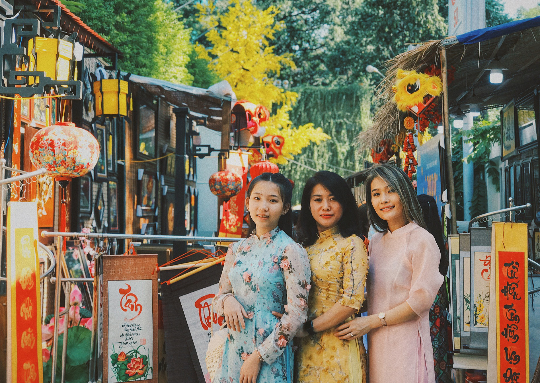 Phố ông đồ Sài Gòn nhộn nhịp ngày 26 Tết - Ảnh 13. Phố ông đồ Sài Gòn nhộn nhịp ngày 26 Tết - Ảnh 13.