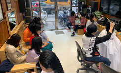 Xếp hàng ở tiệm tóc, spa