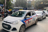 Taxi 'loạn' giá ngày sát Tết