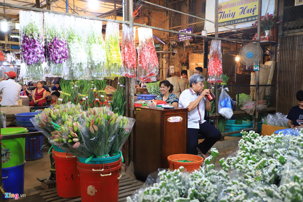 Không khí tất bật đón hoa Tết về ở chợ sỉ lớn nhất TP HCM - Ảnh 10.