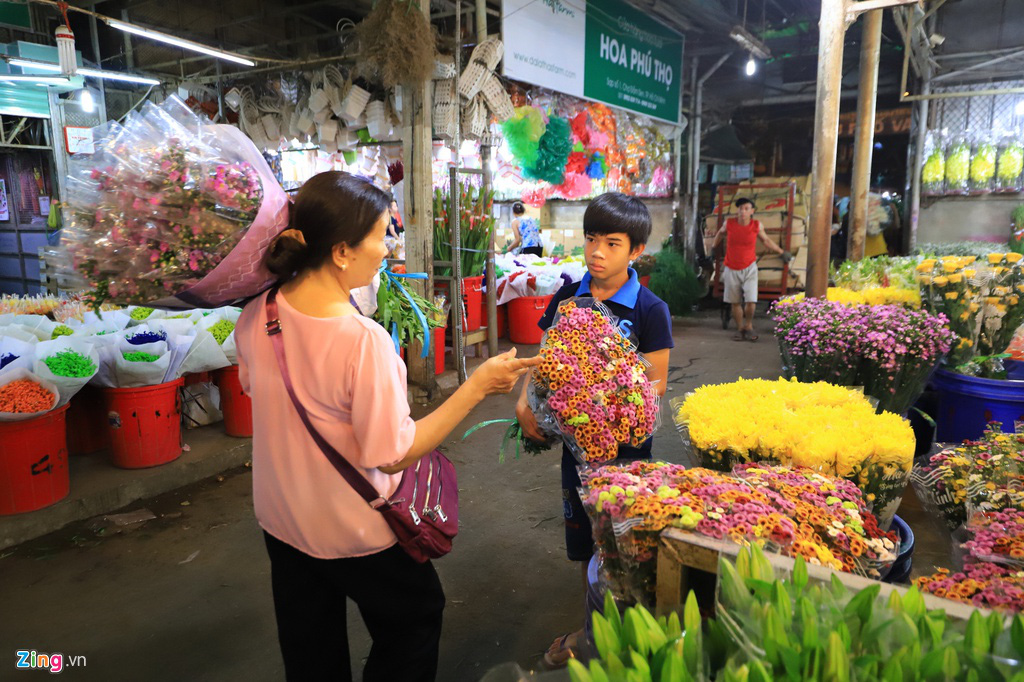 Không khí tất bật đón hoa Tết về ở chợ sỉ lớn nhất TP HCM - Ảnh 11.