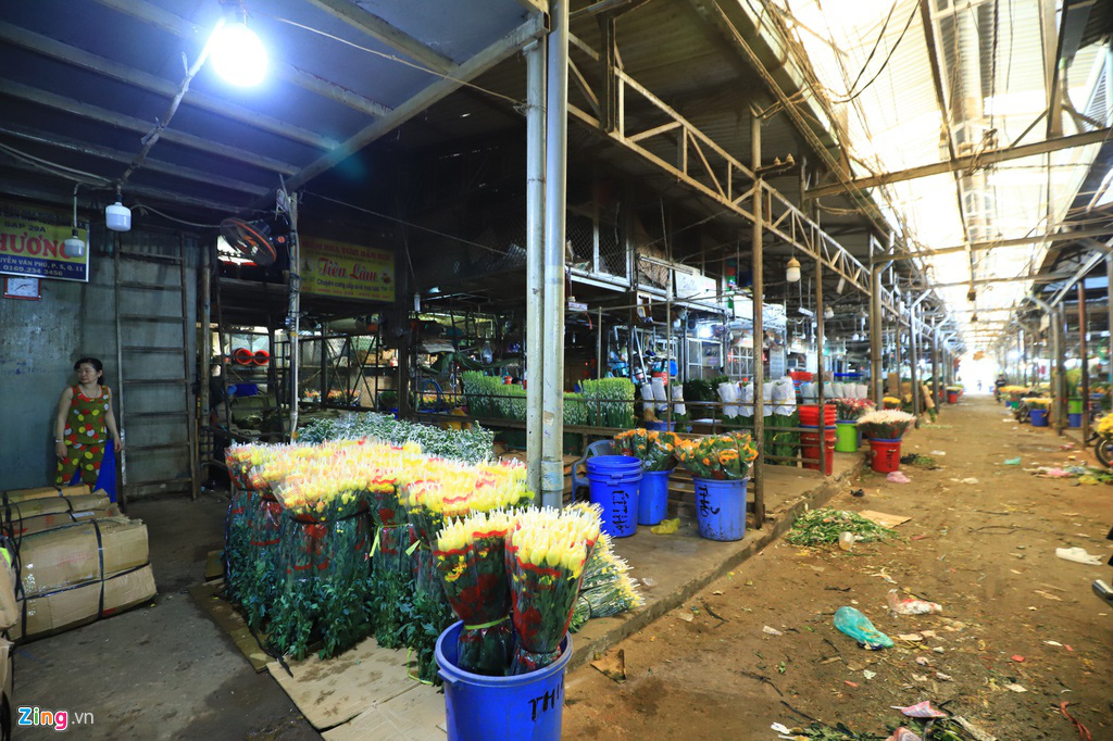 Không khí tất bật đón hoa Tết về ở chợ sỉ lớn nhất TP HCM - Ảnh 1.