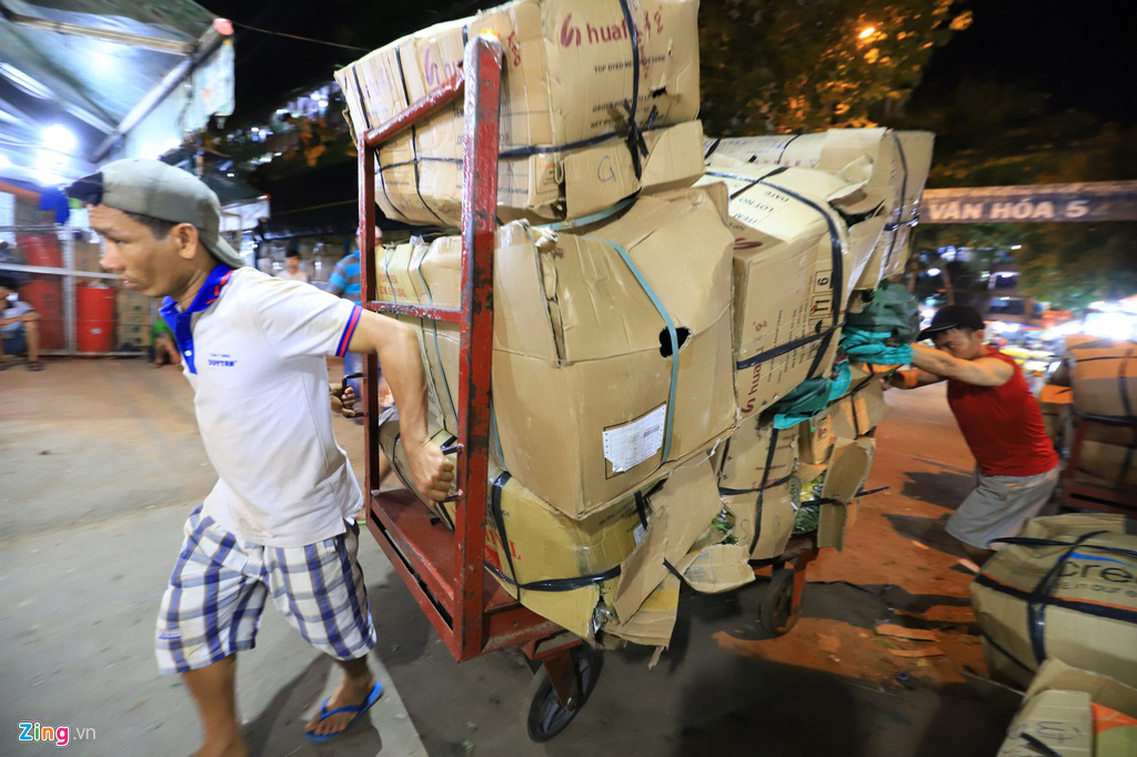 Không khí tất bật đón hoa Tết về ở chợ sỉ lớn nhất TP HCM - Ảnh 5.