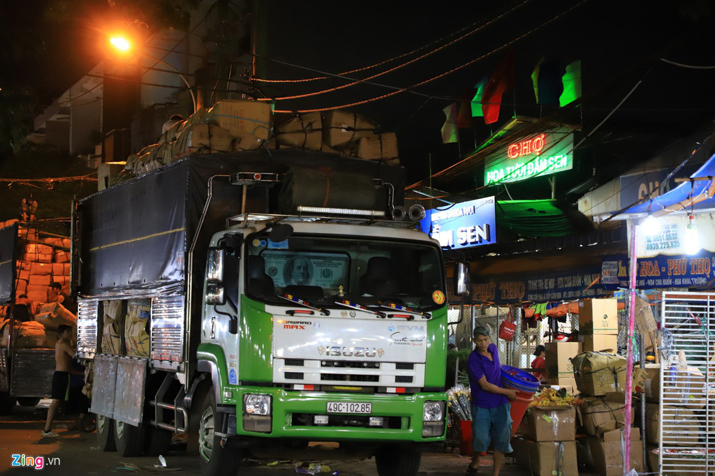 Không khí tất bật đón hoa Tết về ở chợ sỉ lớn nhất TP HCM - Ảnh 3.