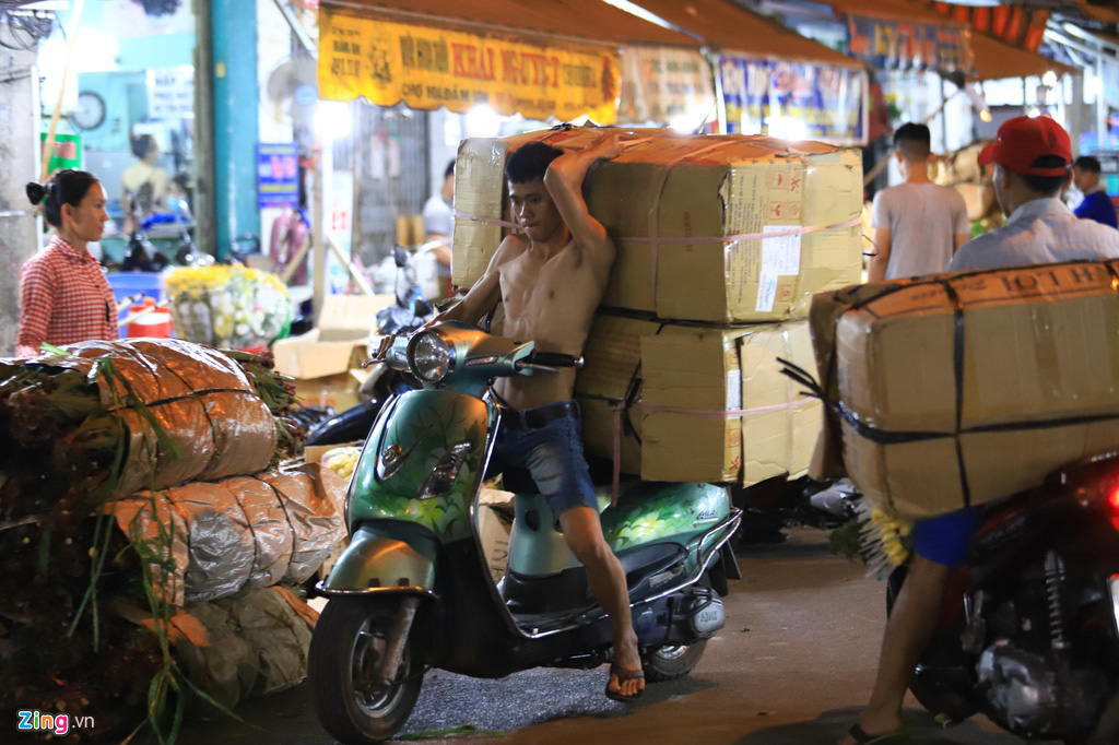 Không khí tất bật đón hoa Tết về ở chợ sỉ lớn nhất TP HCM - Ảnh 6.