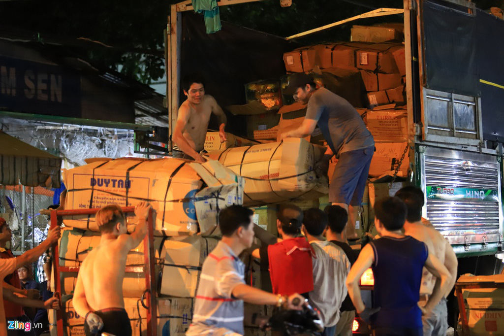 Không khí tất bật đón hoa Tết về ở chợ sỉ lớn nhất TP HCM - Ảnh 4.