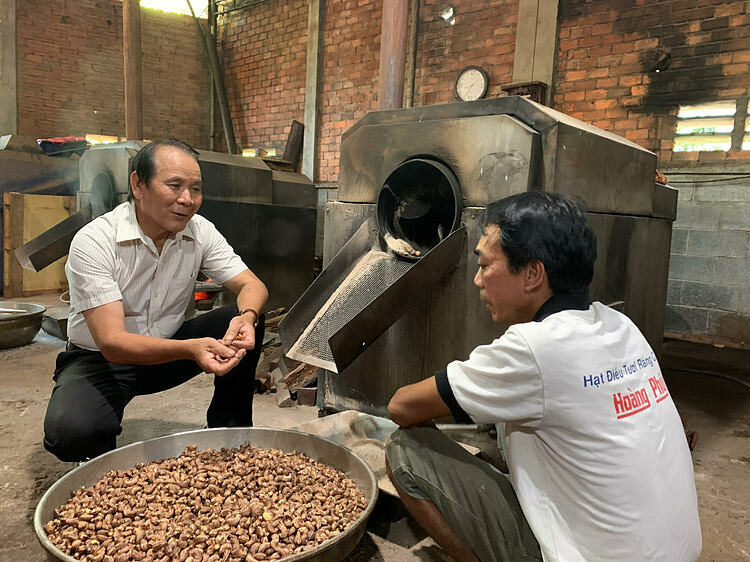 Cậu bé bán kem thành 'vua hạt điều' rang củi - Ảnh 1. Cậu bé bán kem thành 'vua hạt điều' rang củi - Ảnh 1.