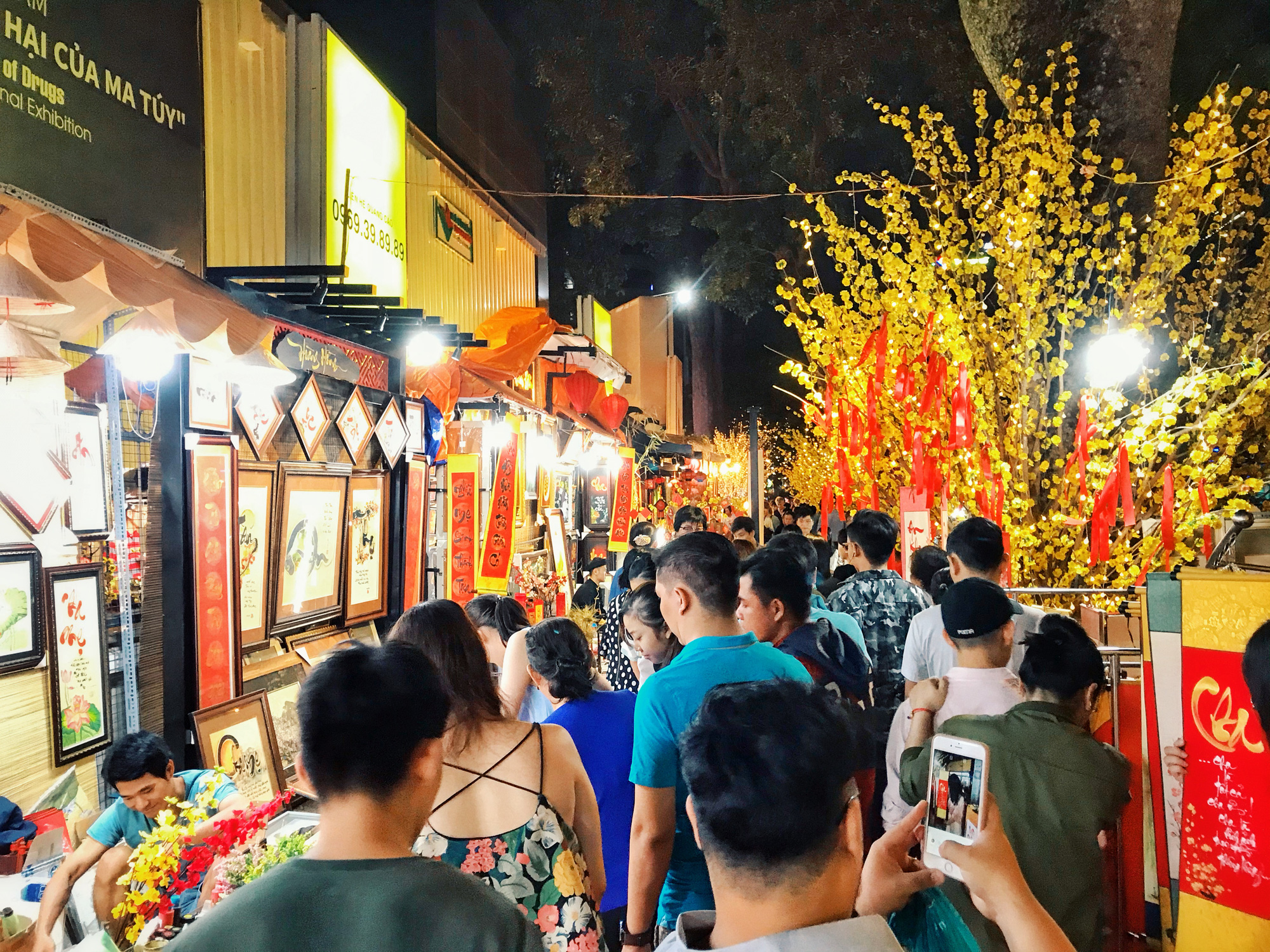 Phố ông đồ Sài Gòn nhộn nhịp ngày 26 Tết - Ảnh 3. Phố ông đồ Sài Gòn nhộn nhịp ngày 26 Tết - Ảnh 3.