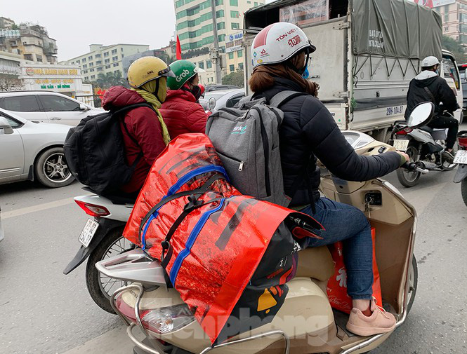 Người dân dùng phương tiện cá nhân về quê, bến xe Hà Nội vắng khách - Ảnh 13.