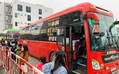 Người dân dùng phương tiện cá nhân về quê, bến xe Hà Nội vắng khách
