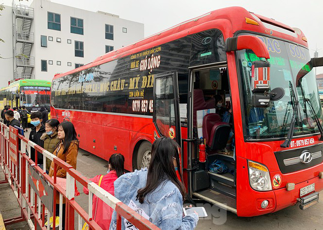 Người dân dùng phương tiện cá nhân về quê, bến xe Hà Nội vắng khách - Ảnh 12.