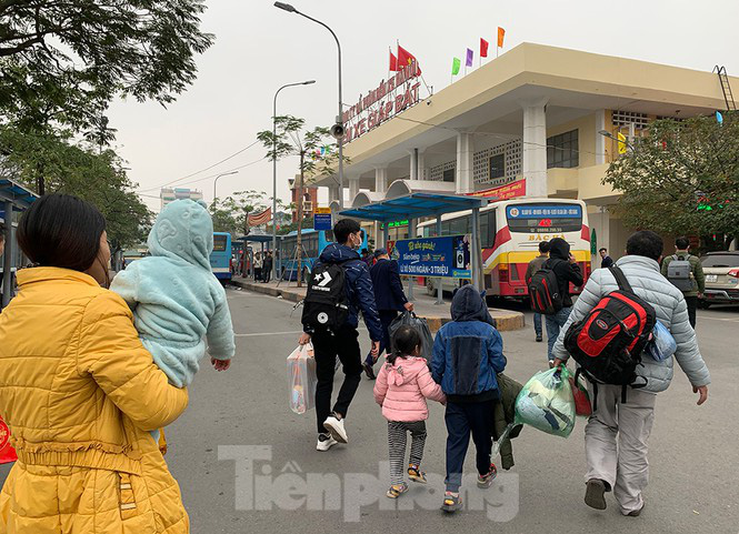 Người dân dùng phương tiện cá nhân về quê, bến xe Hà Nội vắng khách - Ảnh 1.