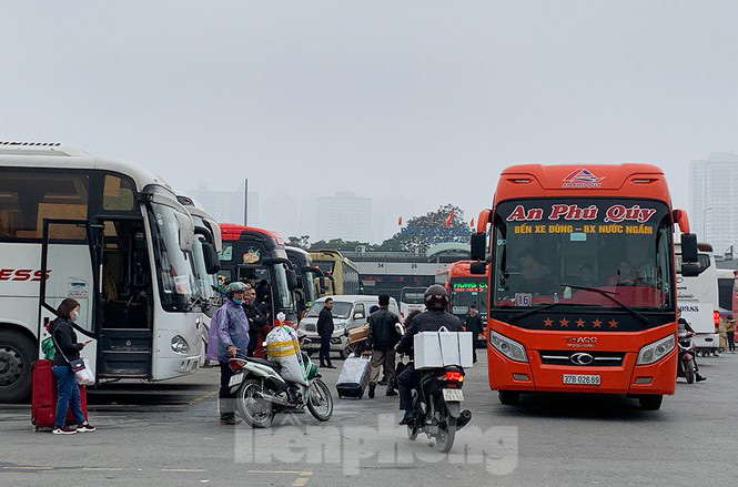 Người dân dùng phương tiện cá nhân về quê, bến xe Hà Nội vắng khách - Ảnh 7.