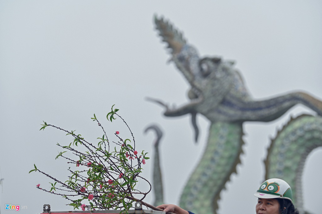 Hà Nội chìm trong sương mù ngày giáp Tết - Ảnh 11.