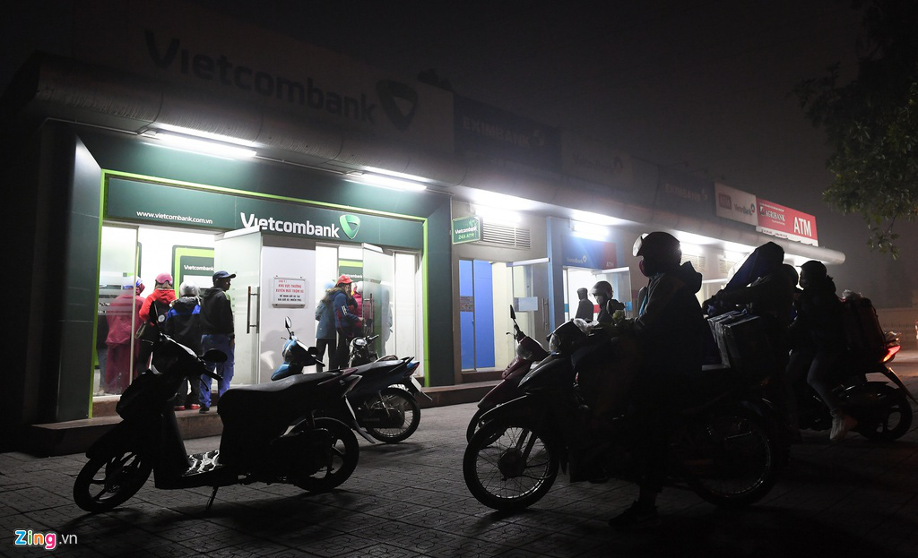 Xếp hàng từ tờ mờ sáng rút tiền ATM về quê ăn Tết - Ảnh 1. Xếp hàng từ tờ mờ sáng rút tiền ATM về quê ăn Tết - Ảnh 1.