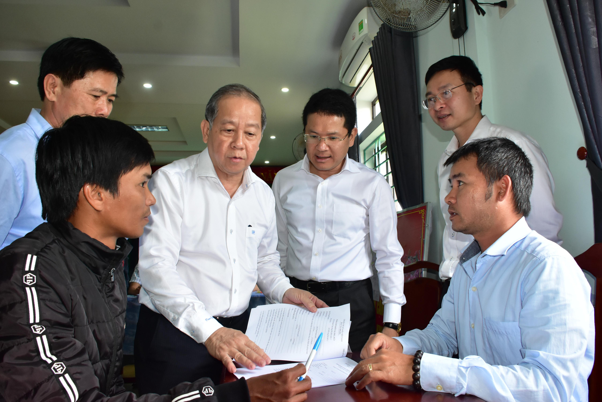 Thừa Thiên - Huế: Người dân khu vực Thượng thành bốc thăm chọn đất khu tái định cư - Ảnh 1. Thừa Thiên - Huế: Người dân khu vực Thượng thành bốc thăm chọn đất khu tái định cư - Ảnh 1.