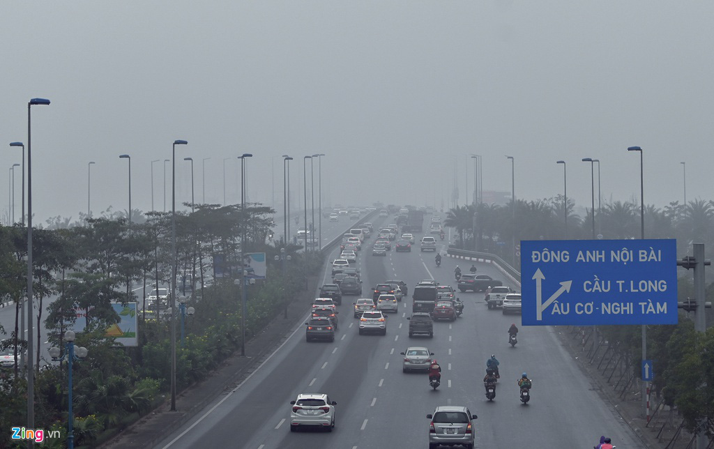 Hà Nội chìm trong sương mù ngày giáp Tết - Ảnh 2.