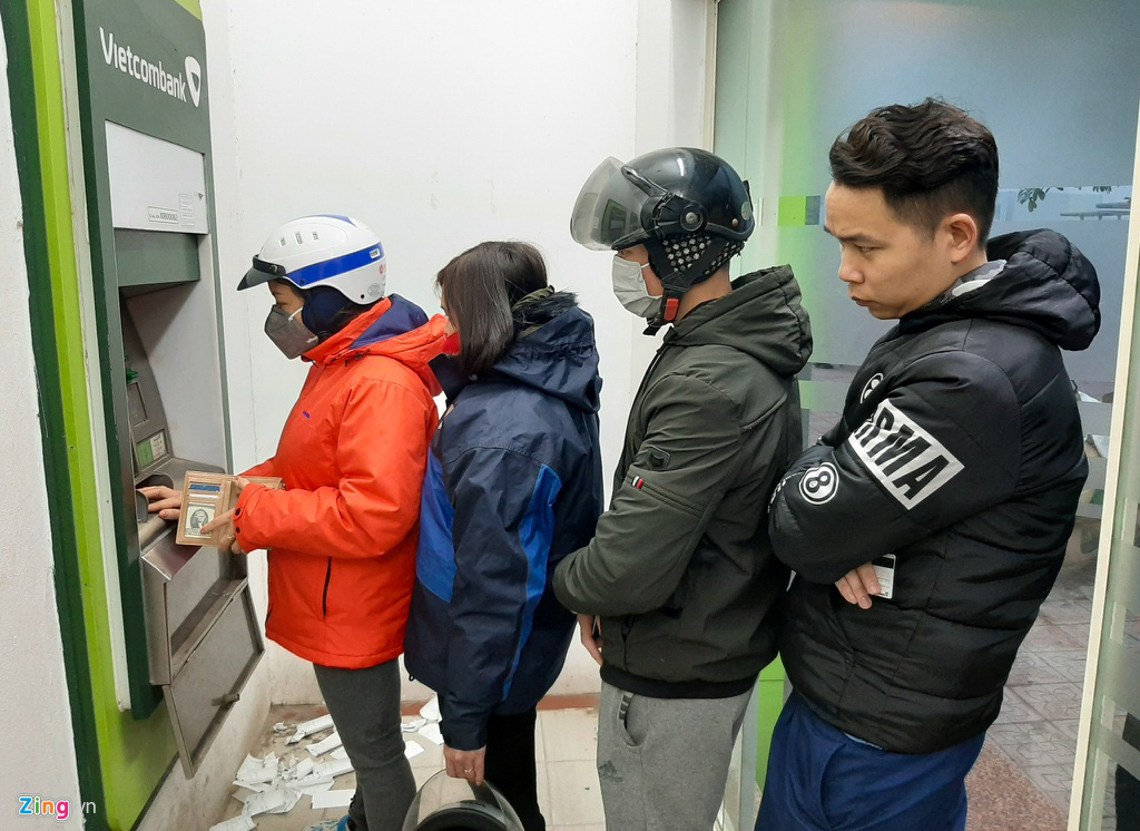 Xếp hàng từ tờ mờ sáng rút tiền ATM về quê ăn Tết - Ảnh 3. Xếp hàng từ tờ mờ sáng rút tiền ATM về quê ăn Tết - Ảnh 3.