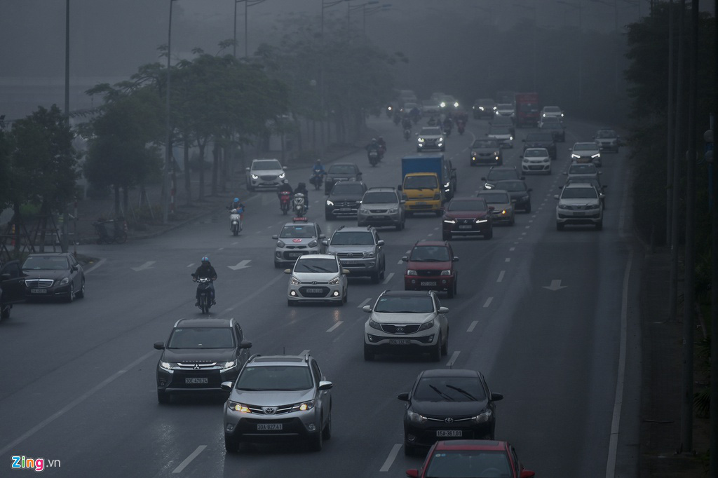 Hà Nội chìm trong sương mù ngày giáp Tết - Ảnh 3.