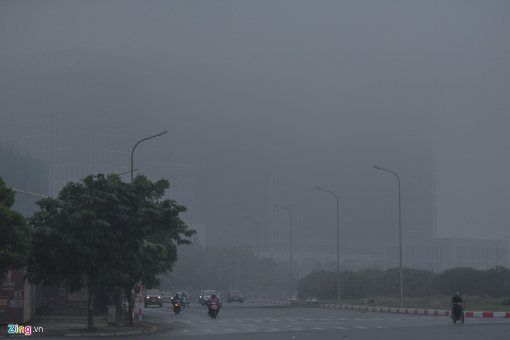 Hà Nội chìm trong sương mù ngày giáp Tết - Ảnh 4.