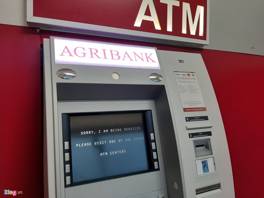 Xếp hàng từ tờ mờ sáng rút tiền ATM về quê ăn Tết - Ảnh 5. Xếp hàng từ tờ mờ sáng rút tiền ATM về quê ăn Tết - Ảnh 5.