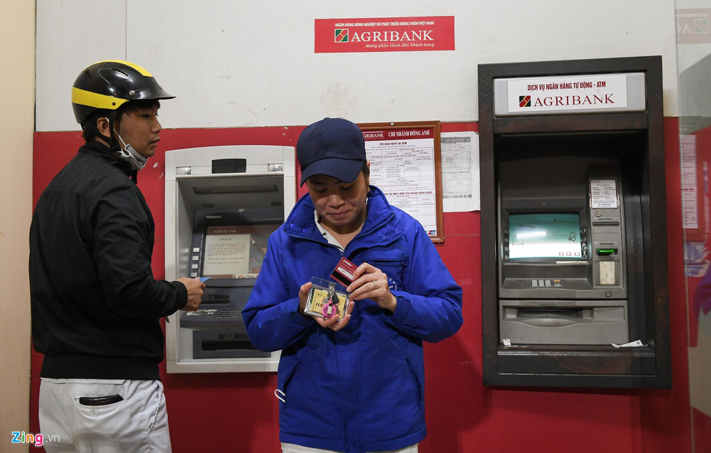 Xếp hàng từ tờ mờ sáng rút tiền ATM về quê ăn Tết - Ảnh 6. Xếp hàng từ tờ mờ sáng rút tiền ATM về quê ăn Tết - Ảnh 6.