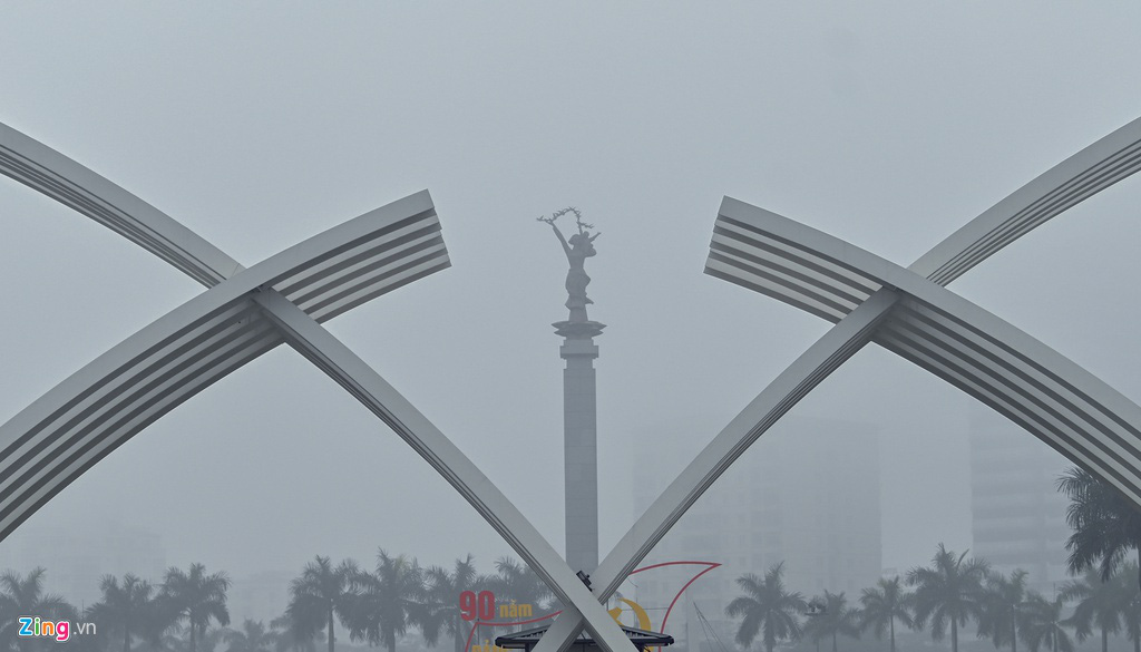 Hà Nội chìm trong sương mù ngày giáp Tết - Ảnh 6.
