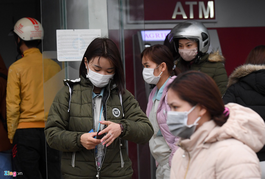 Xếp hàng từ tờ mờ sáng rút tiền ATM về quê ăn Tết - Ảnh 7. Xếp hàng từ tờ mờ sáng rút tiền ATM về quê ăn Tết - Ảnh 7.