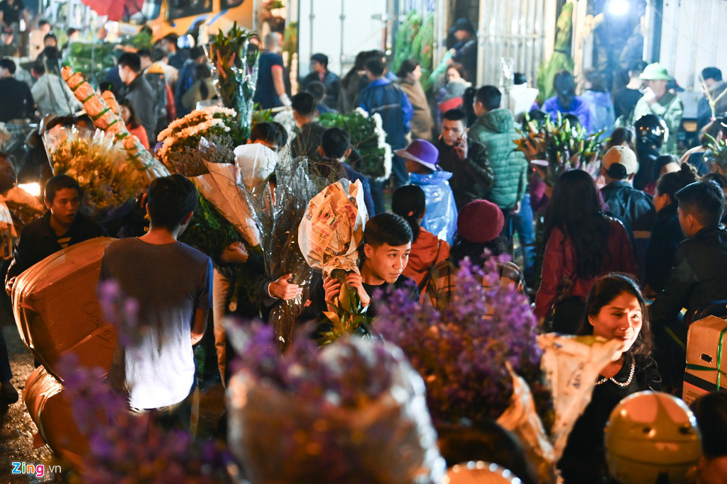 Hà Nội kẹt xe hàng km từ mờ sáng 28 Tết - Ảnh 7. Hà Nội kẹt xe hàng km từ mờ sáng 28 Tết - Ảnh 7.