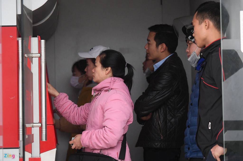 Xếp hàng từ tờ mờ sáng rút tiền ATM về quê ăn Tết - Ảnh 8. Xếp hàng từ tờ mờ sáng rút tiền ATM về quê ăn Tết - Ảnh 8.