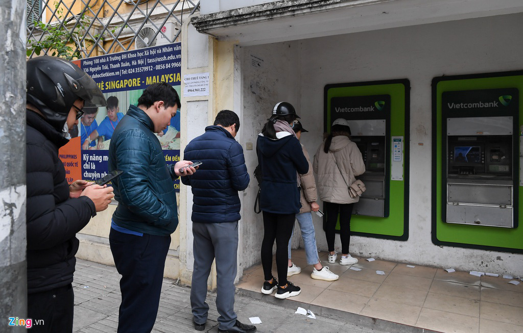Xếp hàng từ tờ mờ sáng rút tiền ATM về quê ăn Tết - Ảnh 9. Xếp hàng từ tờ mờ sáng rút tiền ATM về quê ăn Tết - Ảnh 9.
