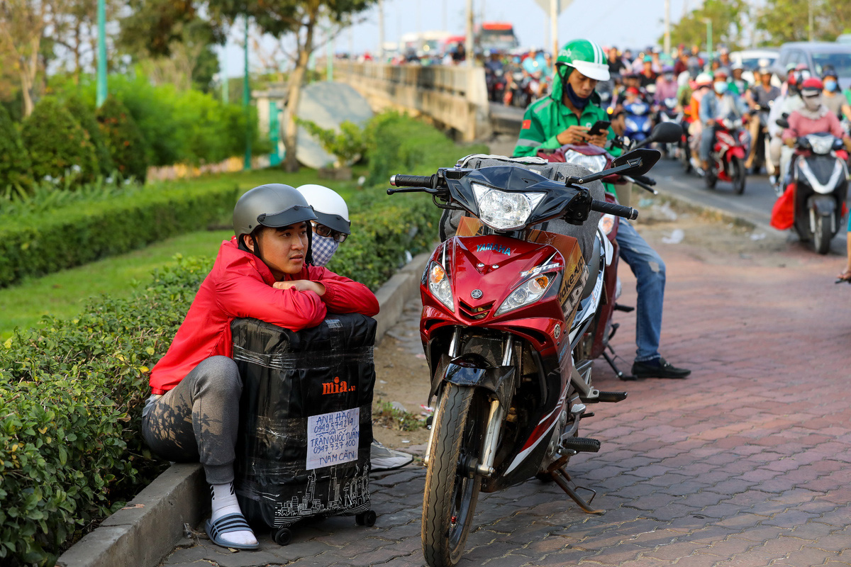 Đường vào bến xe Miền Đông kẹt cứng  - Ảnh 6.
