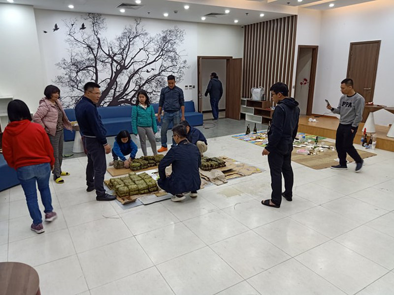 Cư dân chung cư quây quần gói bánh chưng đón Tết - Ảnh 9. Cư dân chung cư quây quần gói bánh chưng đón Tết - Ảnh 9.