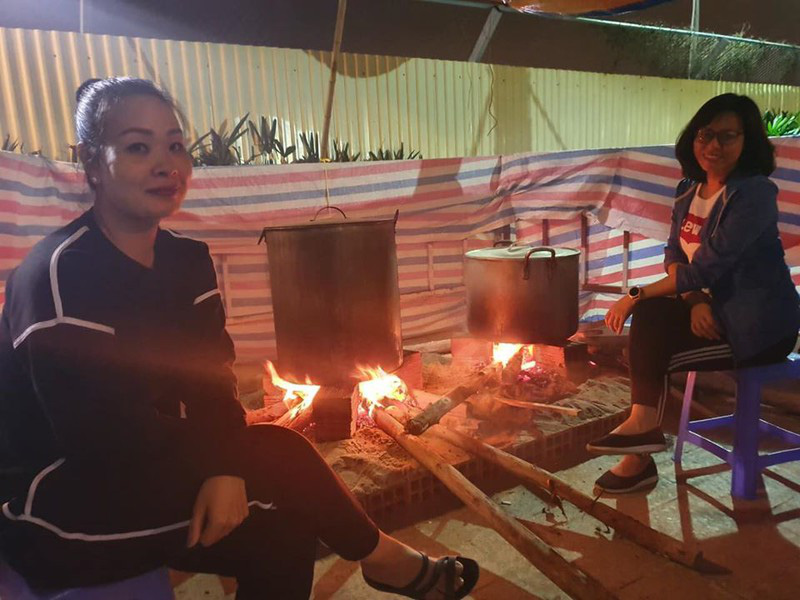 Cư dân chung cư quây quần gói bánh chưng đón Tết - Ảnh 11. Cư dân chung cư quây quần gói bánh chưng đón Tết - Ảnh 11.