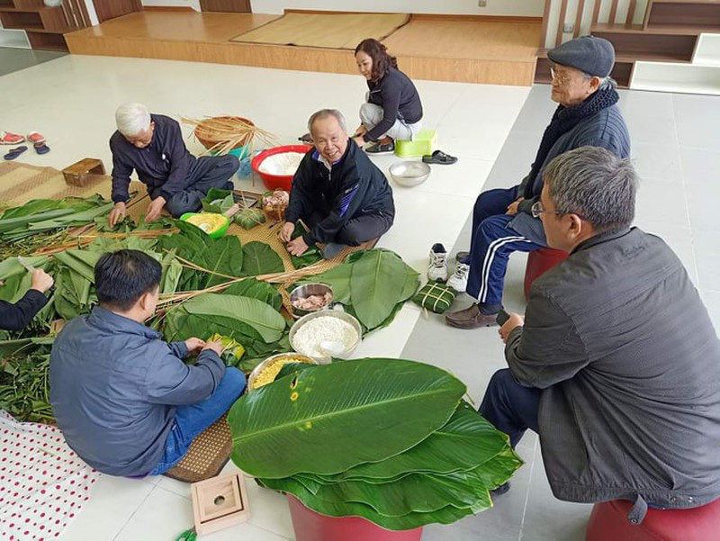 Cư dân chung cư quây quần gói bánh chưng đón Tết - Ảnh 2. Cư dân chung cư quây quần gói bánh chưng đón Tết - Ảnh 2.