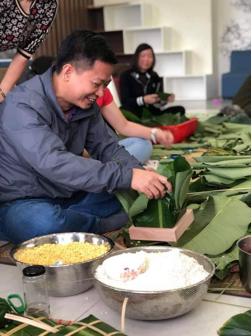 Cư dân chung cư quây quần gói bánh chưng đón Tết - Ảnh 3. Cư dân chung cư quây quần gói bánh chưng đón Tết - Ảnh 3.