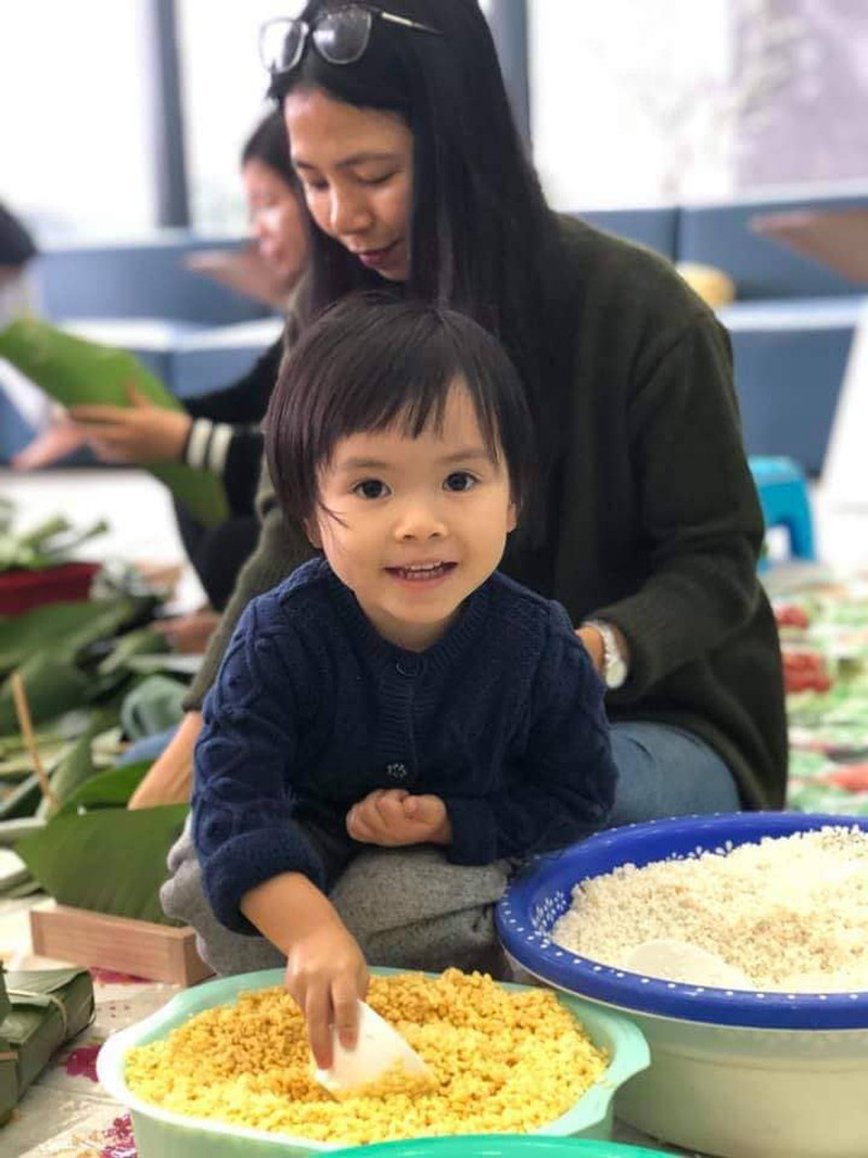Cư dân chung cư quây quần gói bánh chưng đón Tết - Ảnh 4. Cư dân chung cư quây quần gói bánh chưng đón Tết - Ảnh 4.