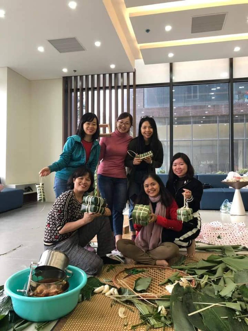 Cư dân chung cư quây quần gói bánh chưng đón Tết - Ảnh 6. Cư dân chung cư quây quần gói bánh chưng đón Tết - Ảnh 6.